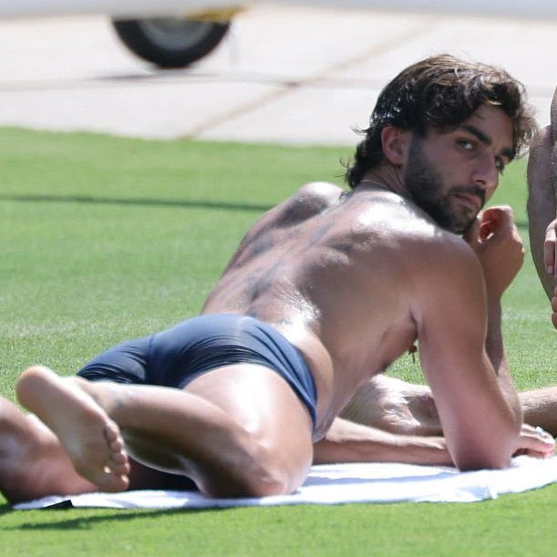 Twiespecie's tweet photo. Agora vamos torcer pra Espanha e esse gostoso aqui né? https://t.co/VFqATVphxY