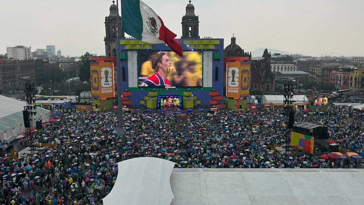 rosaicela_'s tweet photo. #Zócalo lleno a unas horas de que inicie el partido entre @miseleccionmx 🇲🇽 contra Inglaterra 🏴󠁧󠁢󠁥󠁮󠁧󠁿. @Claudiashein https://t.co/SXZT95rpLO