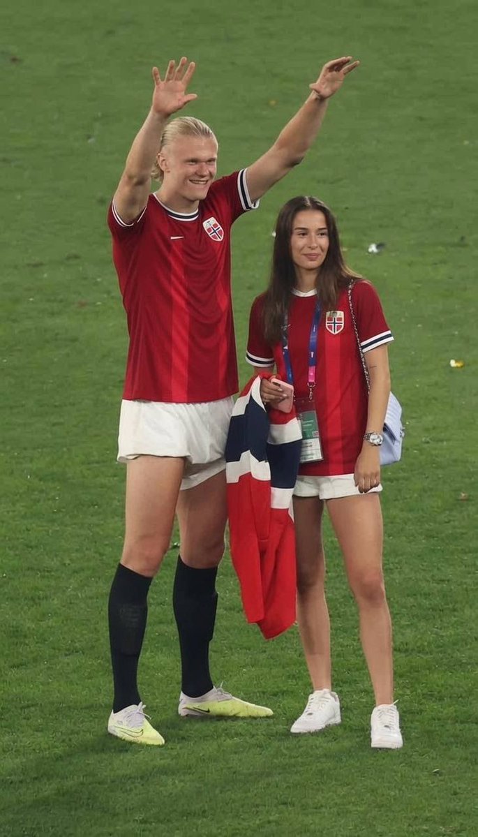 mslaggert's tweet photo. 📸: Haaland and his girlfriend after Norway's victory over Brazil  🇳🇴 💙 #BRANOR

Drop a heart ❤️ for them. https://t.co/JlVHWunItZ