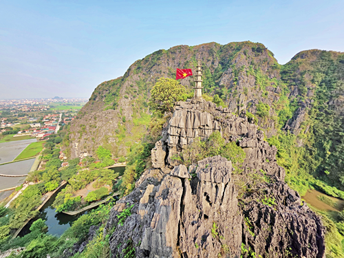 BaSnorkel's tweet photo. Climb the 500 steps to the top of Hang Mua (Mua Cave) in Ninh Binh #Vietnam for the ultimate panoramic view of Tam Coc's winding river & rice fields & Karst Mountains. #HangMua #MuaCave #NinhBinh #Viewpoint https://t.co/bL7CybRlLw https://t.co/JQtaYkyN5v