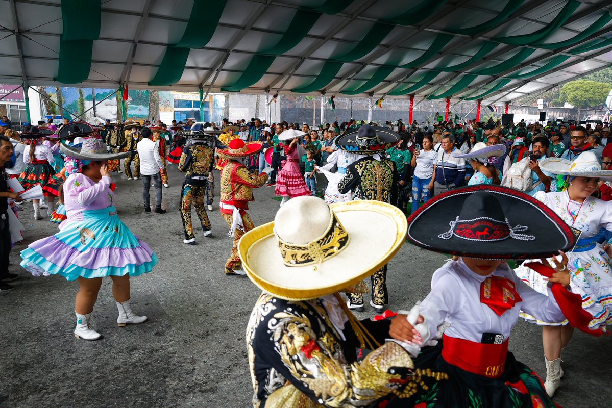 ALEIDAALAVEZ's tweet photo. ¡Ya se siente la fiesta futbolera en Iztapalapa!

Durante el partidazo entre Brasil y Noruega, nos ambientamos con una espectacular banda y las y los vecinos no paran de llegar a la plaza del jardín Cuitláhuac. 

¡Te esperamos para disfrutar juntos de más música y fútbol! https://t.co/HZGLHWXtIU