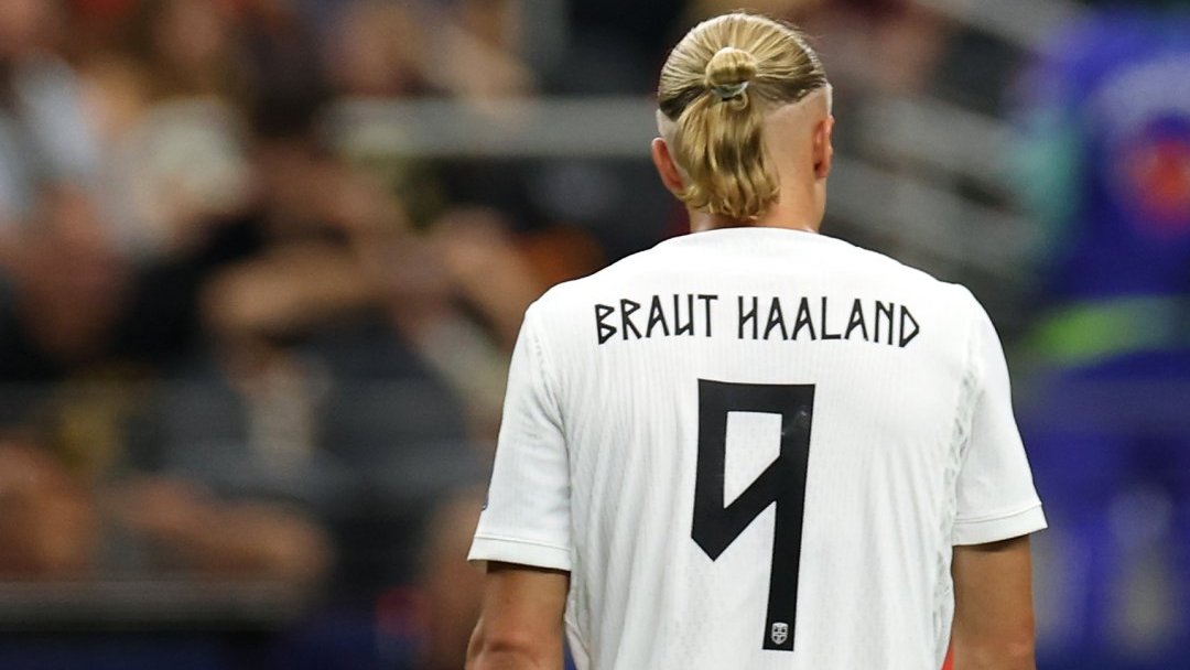 rparrottino's tweet photo. Nacido el 21 de julio de 2000 en Leeds, Inglaterra, cuando Alfie Haaland, su padre, jugaba en el Leeds United (mediocampista de corte defensivo, disputó el Mundial de Estados Unidos 1994), Erling utiliza desde agosto de 2025 en la camiseta de Noruega -a diferencia de cuando lo hace en el Manchester City- el “Braut Haaland” en la espalda, por encima del N° 9. Lleva el apellido de la madre, Gry Marita Braut, para también rendirle tributo. Gry Marita Braut no es sólo la madre de Erling: es una leyenda noruega del heptatlón, campeona nacional entre las décadas de 1980 y 1990. La familia materna de Haaland, al fin de cuentas, también está vinculada al fútbol: sus primos Jonatan, Albert y Emma Braut son futbolistas profesionales.

Con Noruega, Haaland (25 años) lleva más goles (62) que partidos jugados (54). En cuanto a goles, Haaland parece poderlo todo, es todopoderoso. En el Mundial Sub 20 de Polonia 2019 metió nueve en el 12-0 de Noruega a Honduras, máxima goleada en la historia del torneo juvenil. En el debut en la Bundesliga con el Borussia Dortmund, el 18 de enero de 2020 después de que llegase desde el Salzburgo de Austria, entró al minuto 55 con el equipo 3-1 abajo ante el Augsburgo, de visitante. Convirtió tres goles en 20 minutos y el Dortmund ganó 5-3. Nunca nadie había hecho tres goles saliendo desde el banco de suplentes en la Bundesliga.

“¿Cuál es el secreto?”, le preguntaron una vez. “Trabajar duro”. Haaland suele responder corto y sencillo, pero “con un aire deliberado de misterio, acompañado de un brillo travieso en sus ojos”, como escribió el periodista Chris Flanagan en la revista FourFourTwo. No es timidez: es confianza, y un poco de ironía, juegos de palabras que saca del rap. El goleador tiene una costumbre: dormir con las pelotas que se llevó a su casa después de haber marcado hat-tricks. “Son mis novias”, ironizó otra vez, y agregó: “Soy adicto a los goles, es una buena adicción”.

Después del debut de Argentina en el Mundial 2026 ante Argelia con un triplete de Messi, Haaland publicó en su cuenta de la red social Snapchat: “Messi está loco, es un demente”. Después del gol de Messi a Jordania, Haaland escribió: “Messi nunca me dejará tocar la Bota de Oro del Mundial”. En el medio, después de que se convirtiera en el único máximo goleador en la historia de los Mundiales tras su doblete a Austria, Haaland se había preguntado: “Messi, bro, ¿acaso sos humano?”. Al noruego, conviene recordar, lo llaman “El androide”. ¿Sueña “El androide” Erling Halland con Noruega en el Mundial mientras duerme con pelotas?

Extractos de “Haaland, el goleador todopoderoso que duerme con pelotas y sueña con Noruega en el Mundial”, en @FIFAcom: https://t.co/7joTKqaCRr.