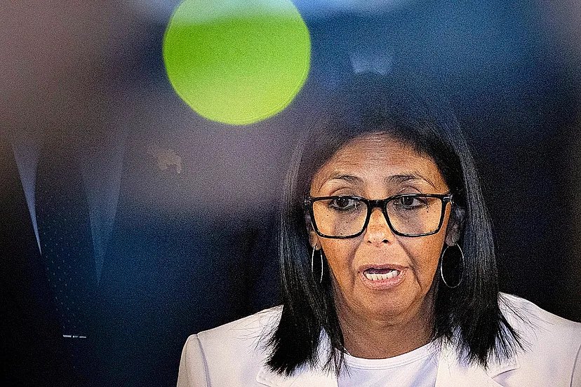 MPSnoserinde's tweet photo. PINZA CARACAS-MONCLOA | DELCY ACTIVA A GARZÓN PARA DINAMITAR EL SUMARIO QUE VINCULA AL PSOE CON EL DINERO NEGRO DE PDVSA 🚨🇻🇪

La querella de Delcy Rodríguez contra Víctor de Aldama, dirigida por el bufete de Baltasar Garzón, es una ofensiva procesal para intentar reventar la instrucción de la Audiencia Nacional. 

Al demandar al comisionista, el chavismo busca de forma calculada invertir la carga de la prueba para que la justicia persiga al delator en lugar de investigar las evidencias de financiación irregular del PSOE. 

Esta maniobra pretende amordazar al testigo clave y desacreditar el material que probaría el desvío de fondos de la petrolera venezolana antes de que se valide en el sumario.

Conclusión: la entrada del bufete de Garzón destapa una operación transnacional de auxilio jurídico destinada a asfixiar la vía penal, forzando un contraataque judicial en los tribunales españoles para enterrar las pruebas de la presunta financiación ilegal y blindar la supervivencia del Ejecutivo.