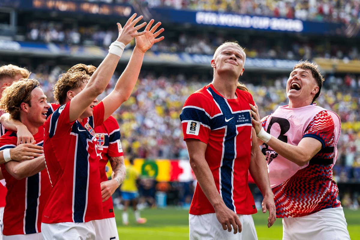 nff_landslag's tweet photo. 90 + 8 min: Kampen er slutt. For en kveld! Norge er klare for kvartfinale i VM etter 2-1-seier mot Brasil! Erling Braut Haaland scoret begge målene for Norge. https://t.co/lut4n8igZy