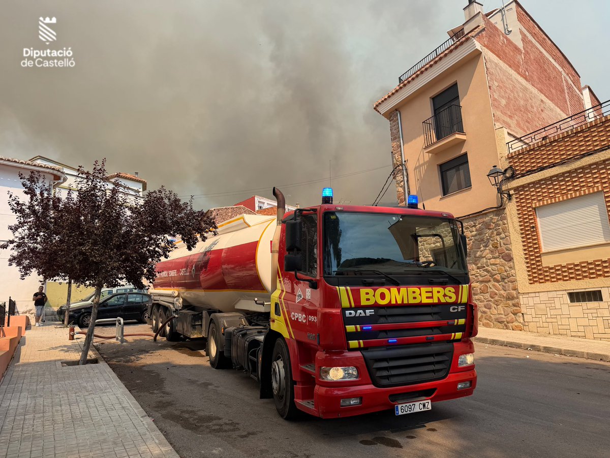 BombersDipcas's tweet photo. Para hacer frente al #IFSoneja se ha desplegado un amplio dispositivo de unos 230 efectivos y 17 medios aéreos, cuyos trabajos se dirigen desde este PMA. 

📸🚒Imágenes de nuestra Unidad Móvil de Coordinación de @BombersDipcas en este punto. 
➡️Junto a las tareas de extinción, la máxima prioridad de la jornada ha sido la protección de los municipios y vecinos próximos al incendio, ante el que se sigue trabajando intensamente con la coordinación de todas las administraciones implicadas.