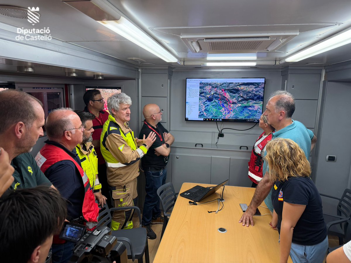 BombersDipcas's tweet photo. Para hacer frente al #IFSoneja se ha desplegado un amplio dispositivo de unos 230 efectivos y 17 medios aéreos, cuyos trabajos se dirigen desde este PMA. 

📸🚒Imágenes de nuestra Unidad Móvil de Coordinación de @BombersDipcas en este punto. 
➡️Junto a las tareas de extinción, la máxima prioridad de la jornada ha sido la protección de los municipios y vecinos próximos al incendio, ante el que se sigue trabajando intensamente con la coordinación de todas las administraciones implicadas.
