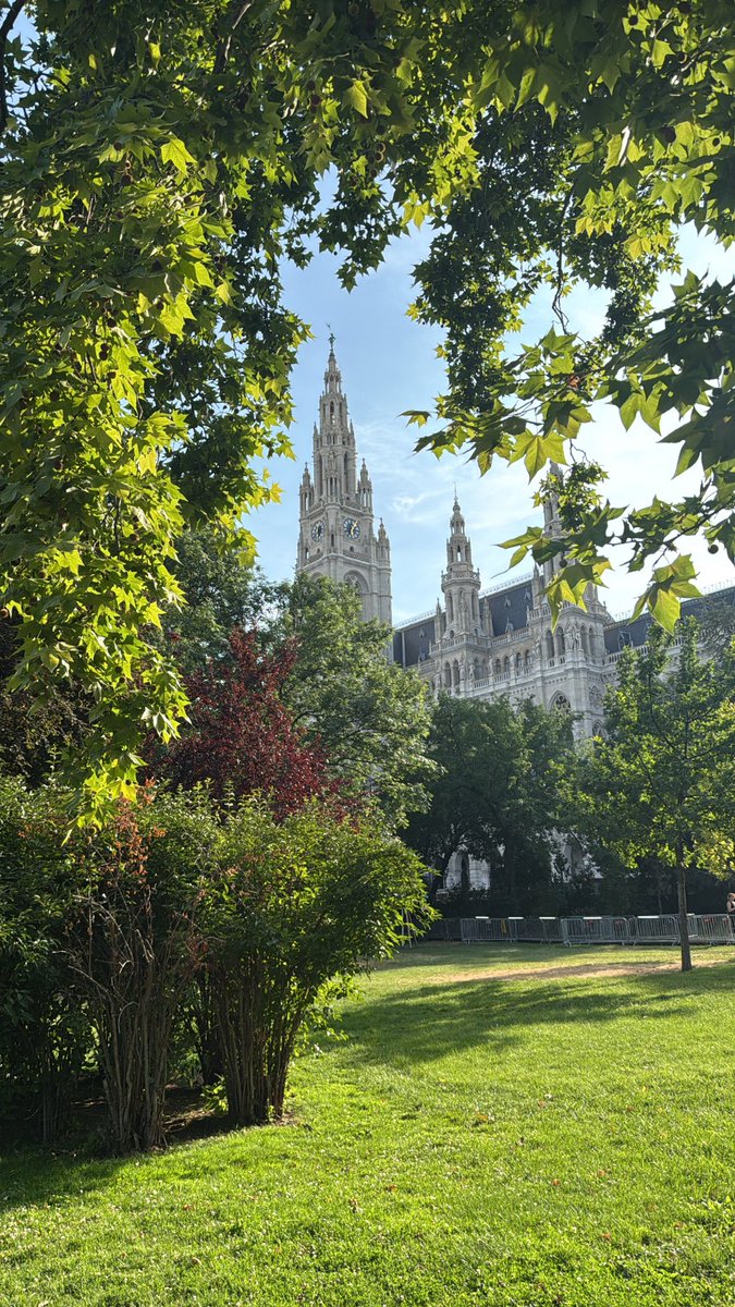 staqi__'s tweet photo. Strolling around beautiful Vienna 🇦🇹💕 https://t.co/rWMsjI7skN