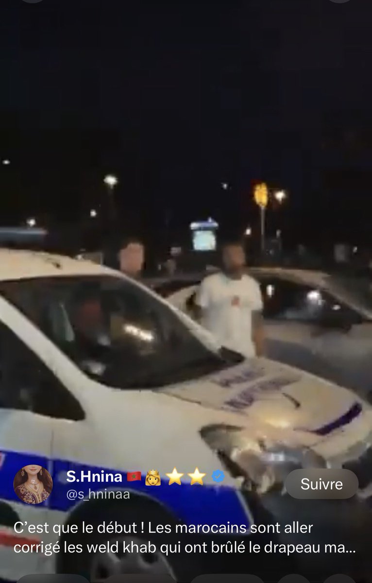 oujdi48000's tweet photo. En 24h le même mec qui faisait malin en insultant des femmes marocaines et brûle le drapeau marocain aujourd’hui il se cache dans la voiture de la police vraiment des fiottes ces algériens 🇩🇿🏳️‍🌈 https://t.co/iXRRHcEfNS