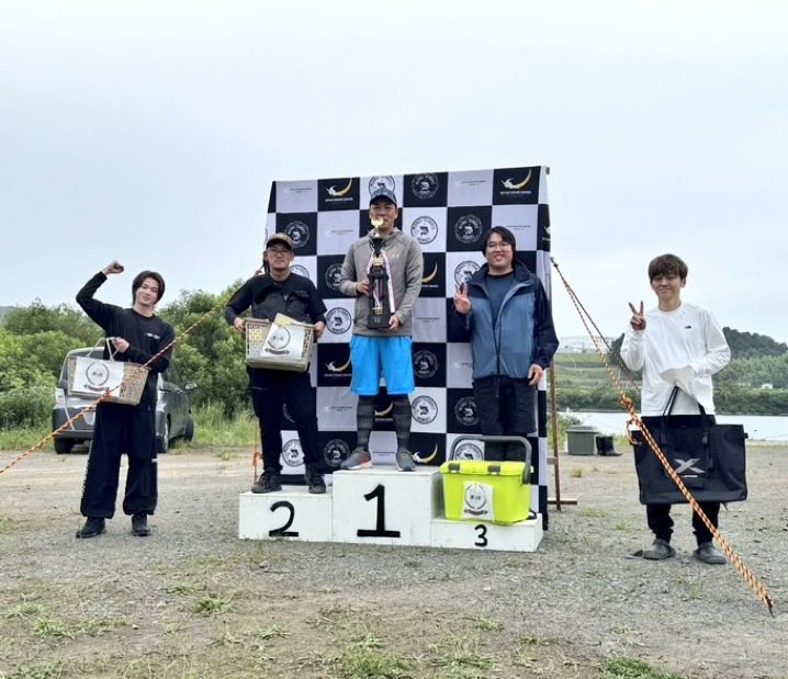 FUN_Fishing1211's tweet photo. 宮城シーバスホーミーズ2026
今年も参加して来ました！
いいサイズをウェイン出来て2位🥈で終える事が出来ました！めっちゃ嬉しかったです😂
（ちなみに隣の外山さんがアングラーなのにめっちゃ色白でちょっとびっくり）

運営の皆様楽しい時間をありがとうございました😁

#宮城シーバスホーミーズ https://t.co/CVsE2kdOFo