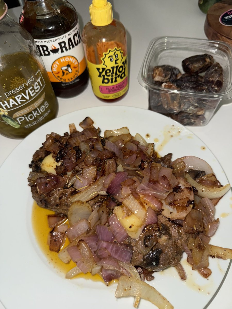 pilot_zaf's tweet photo. 24 hours fasted. 
Beach town day off.
Broke the fast at Halaands game winning snipe 🇳🇴 
 NORWEIGAN dates and some onions n Gouda cheddar mushroom burgers 🍔 ☝🏻💣 https://t.co/5FO2cDNAyq