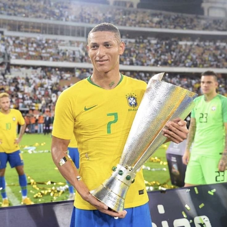 SpursBol's tweet photo. Esto es lo que pasa cuando llevas a puros jugadores de moda en vez de llevar a un hombre que siempre lo dio todo por su país.

La tienes bien adentro abuelotti.

AGUANTE EL PICANTE CARAJO.

🇧🇷👑🐦. https://t.co/2DXVhMocKv