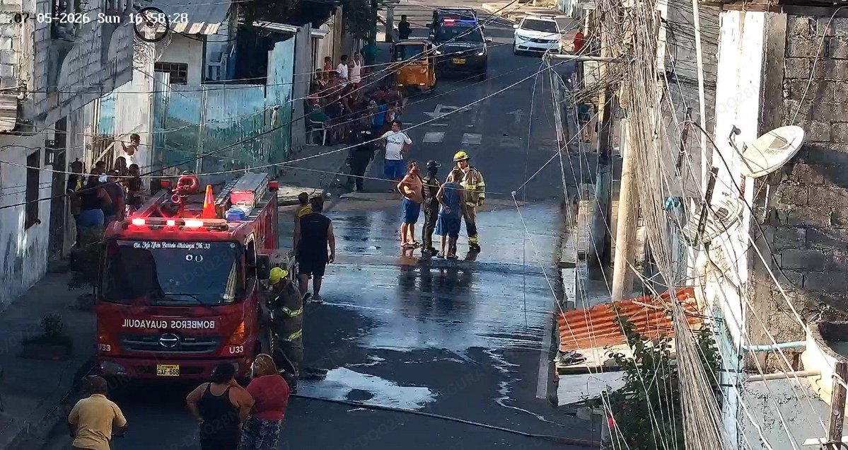 segura_ep's tweet photo. Se visualiza a través de las cámaras de videovigilancia del #C5GYE un incendio de un transformador en la cooperativa Lorenzo Tous. 

Personal de @BomberosGYE se encuentra en el sitio controlando la novedad.

Circule con precaución ⚠️ https://t.co/fw2DALZeK6