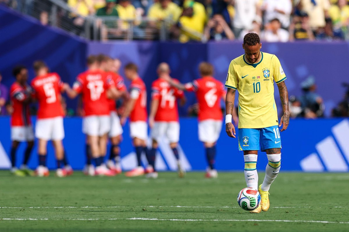 Santoxicofc's tweet photo. Eliminação pra Croácia Neymar fez o gol

Eliminação pra Noruega gol do Neymar 

Ancelotti escala errado, jogadores assistindo a Noruega jogar, muitos gols perdidos e culpa caindo no Neymar https://t.co/Rxmjjx1kEG