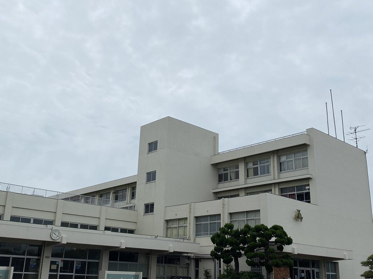 TKHR_BADMINTON's tweet photo. 合同練習　5/31(磯辺高校)

顧問の先生と長年の縁があり、同級生数人にてお邪魔させて頂きました✨それぞれチームにより、練習の色々なスタイルや流れや雰囲気があり、本人達にとってもとても良い経験となりました！🏸ありがとうございました✨空を見上げたら壮大な☁️が現れてました😳笑 https://t.co/sGDDCb3eOr