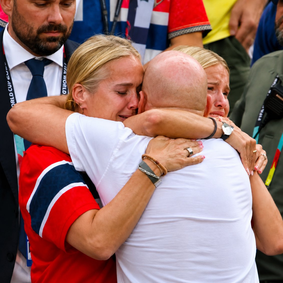 malik_timoor8's tweet photo. @ofootball__ A moment the Norway coach and his family will never forget. 🇳🇴 https://t.co/5MWqHMh8m4