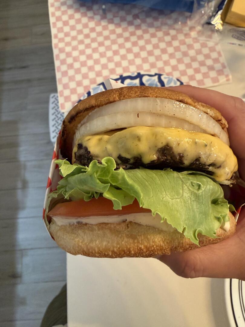 homevsfastfood's tweet photo. [homemade] 1/3 pound cheeseburger
#homemadeburger #chefmode #1poundcheeseburger #griddledgoodness #burgercraft #homecooking #food #recipes #foodpic #foodie #foodlover #cooking #hungry #goodfood #homecookingvsfastfood https://t.co/YvHuHhAWbW