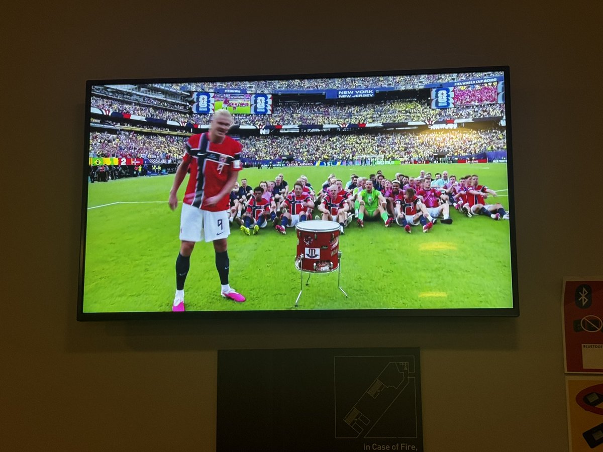 y_kawaji's tweet photo. ノルウェー勝利の船漕ぎセレブレーション。今日の太鼓担当は何とハーランド😆 https://t.co/Z3l6au01y3
