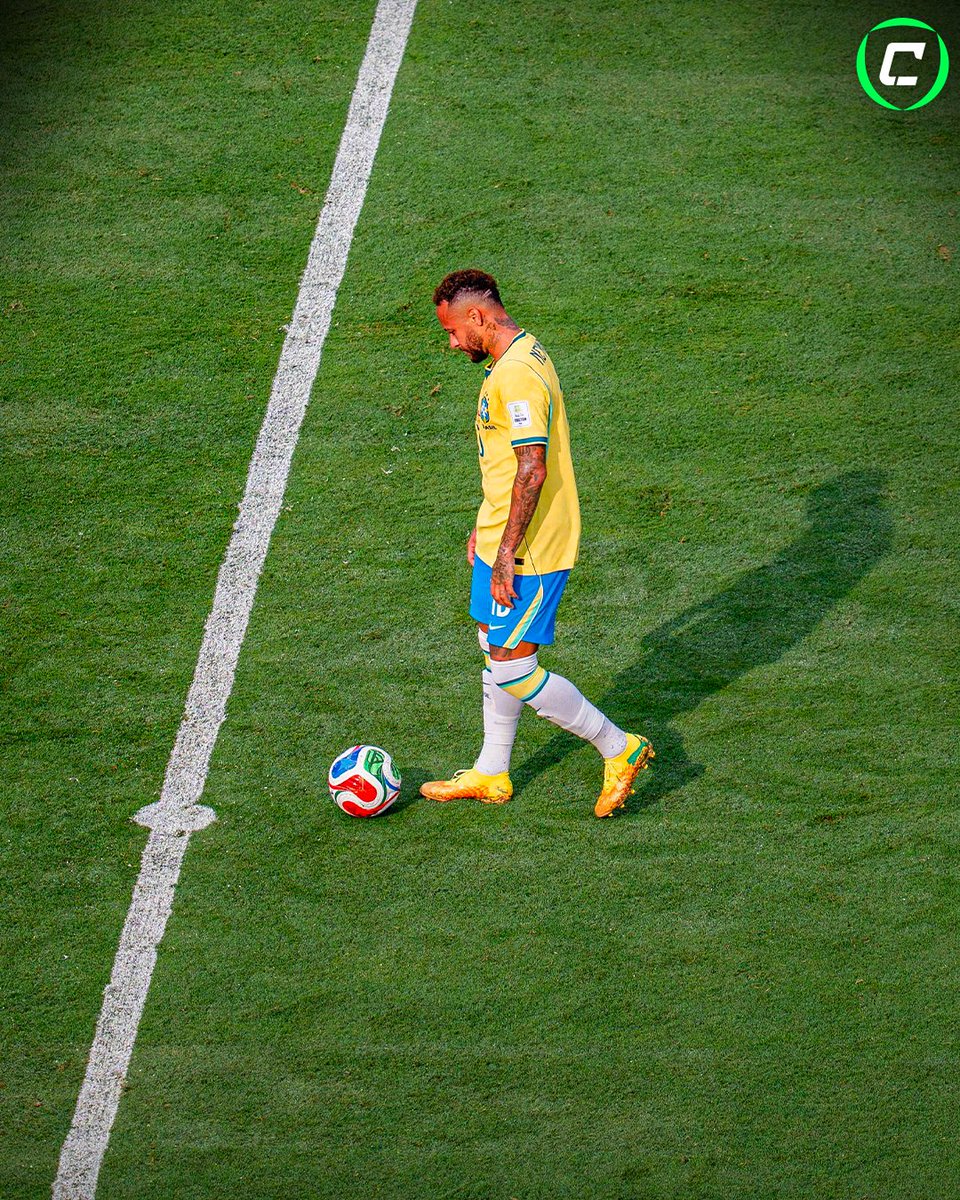 CronacheTweet's tweet photo. Da solo in mezzo al campo, sconsolato. Il suo 80º gol con la maglia del Brasile è stato il più amaro: inutile, all'ultimo secondo della sua ultima partita in un Mondiale.

La fine di un'era. Di certo, Neymar Jr. non se l'era immaginata così 💔 https://t.co/SBRBe169AJ