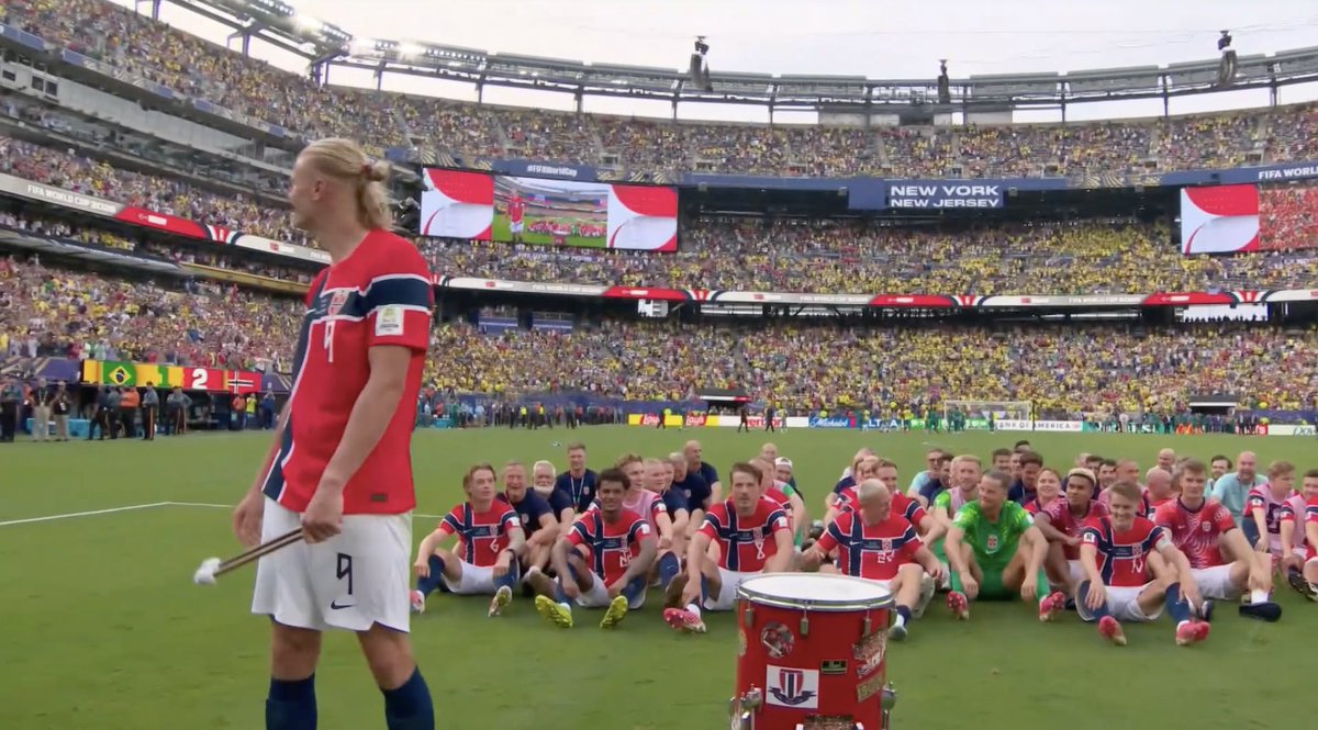 ofootball__'s tweet photo. 🥁 Erling Haaland beat the drum just like he beat Brazil. 🇳🇴 https://t.co/V9uOvxRdIW