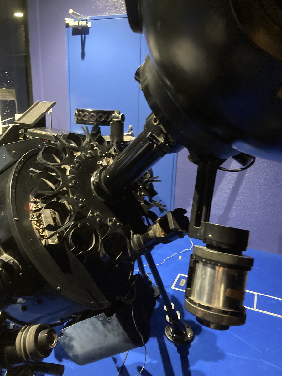 higekita1's tweet photo. メイカーフェア終わってついでに浜松科学館に興和のプラネタリウム見せてもらった。
バンテリンの興和薬品のグループ会社の興和光学 現 興和オプトロニクス製。レンズ式プラネタリウム開発からは撤退。現存はこの1台だけ。形はツァイスだが小型。惑星はプリセット式。 https://t.co/lA4SH7B7wp