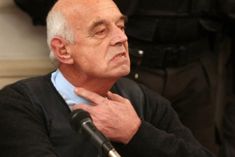 robertotaboada5's tweet photo. LAS SOTANAS DEL TERRORISMO DE ESTADO
“Bueno, podríamos volver a pasarlos por la máquina para que no se olviden de esto”, sugirió Von Wernich a uno de los guardias que custodiaba a dos detenidos en la Brigada de Investigaciones de La Plata en 1977. https://t.co/VEfNAYH6Th