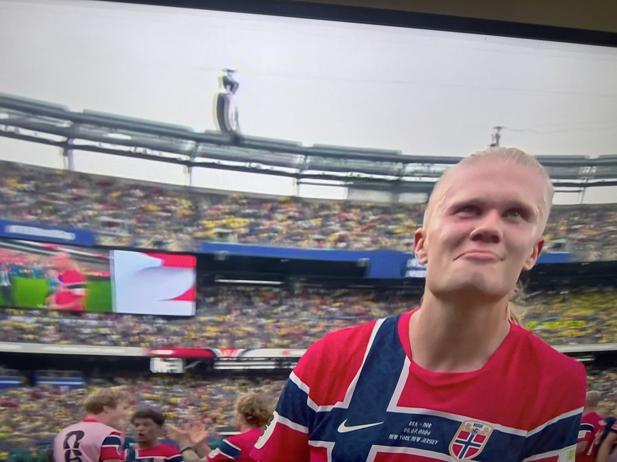 FandomID_'s tweet photo. Nonton Erling Braut Haaland di Piala Dunia dan juga hari-harinya di Liga Inggris itu ya bikin inget era banyak striker top main

Ketika sistem permainan sepakbola berubah, ada penyerang tipe Haaland ini spt oase di padang pasir

Bisa sy bilang, dia sosok yg mengingatkan sy pada sosok2 penyerang haus gol spt Cristian Vieri dan Gabriel Batistuta

Tendangan keras, duel udara jg jago, bisa gendong tim yg dia bela

Piala Dunia ini jd panggungnya dan gimana dia cetak dua gol vs Brasil menunjukkan dia sbg big game player

Bener2 striker editan Winning Eleven! Tinggi besar, shot power 99, sundulan 99, body balance 99 hahaha

Siapa yg dl bikin pemain editan?

Berarti kita seumuran dan umumnya udah momong anak yak 😂🤣😂🤣😂🤣