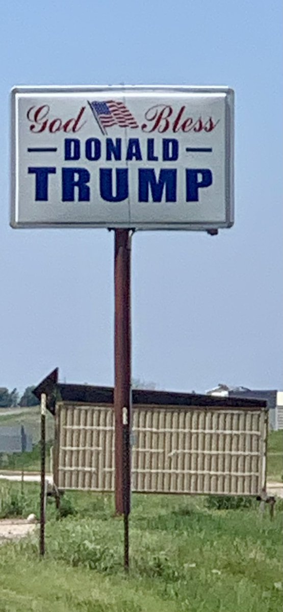 jillyanna13's tweet photo. Spotted in the small town of Trenton Nebraska! @realDonaldTrump https://t.co/X2Kgahrr9d
