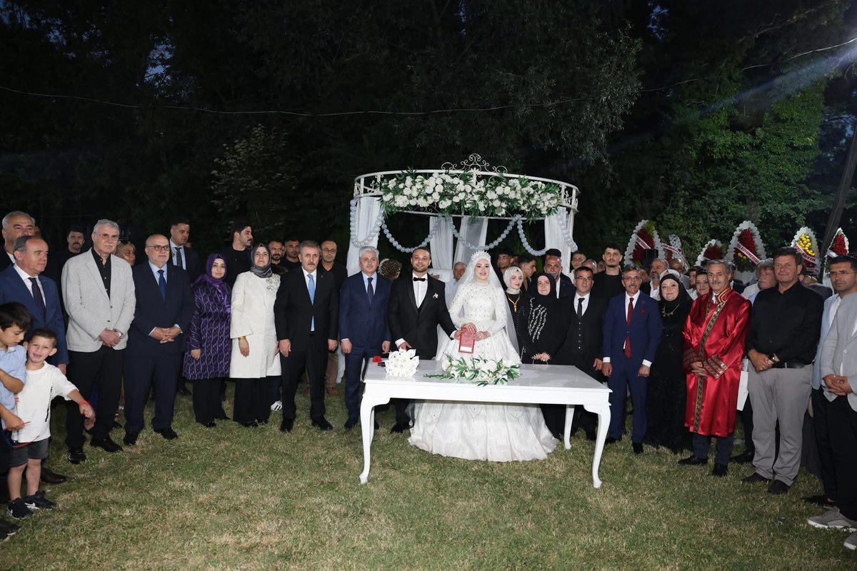 bbpyerelyonetim's tweet photo. Genel Başkanımız sayın Mustafa Destici, Çevre, Şehircilik ve Yerel Yönetimlerden Sorumlu Genel Başkan Yardımcımız sayın Alaattin Çakır ve parti heyetimizle birlikte, Erenler Belediye Başkanımız sayın Şenol Dinç'in oğlu Melih Dinç ile Erva Erişir'in düğün merasimine katıldı.

@bbpgenelmerkez 
@Mustafa_Destici 
@AlaattinCakir07 
@ErenlerBelediye 
@SenolDincCc
