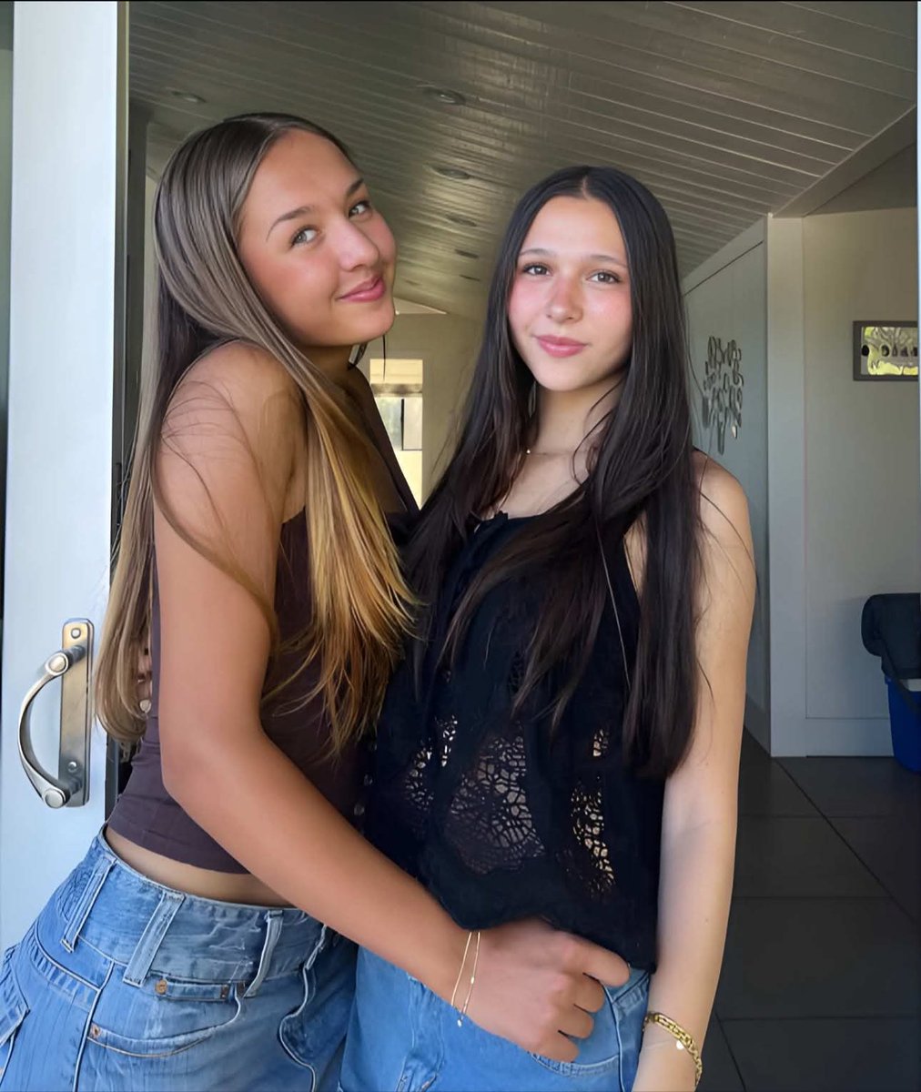 ElaraNovax's tweet photo. Left or right?
Be honest?????? https://t.co/SfzeBAxg5k
