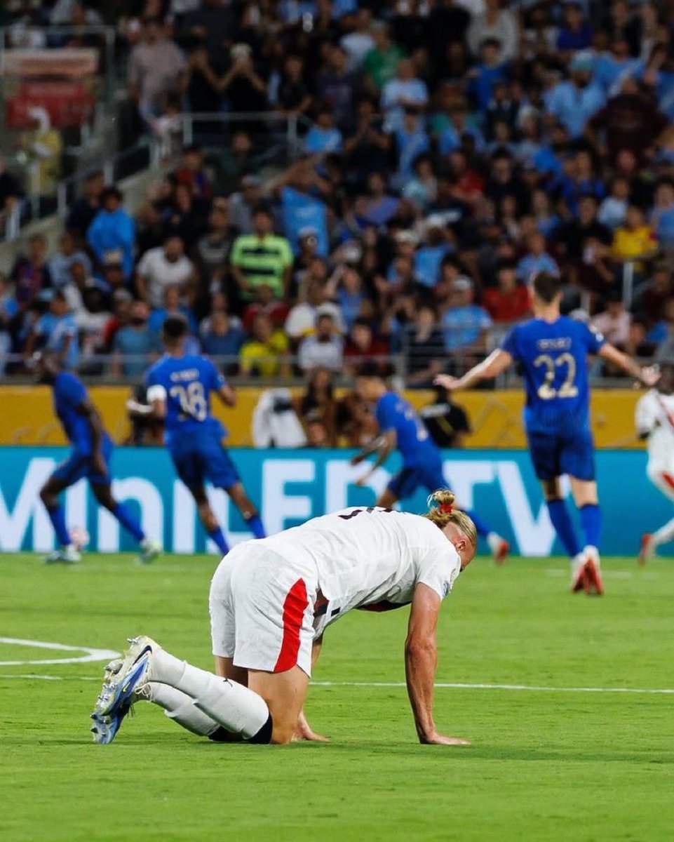 IahhmeedS's tweet photo. #البرازيل_النرويج

امام الهلال                              امام البرازيل https://t.co/dN6PNkvm3g
