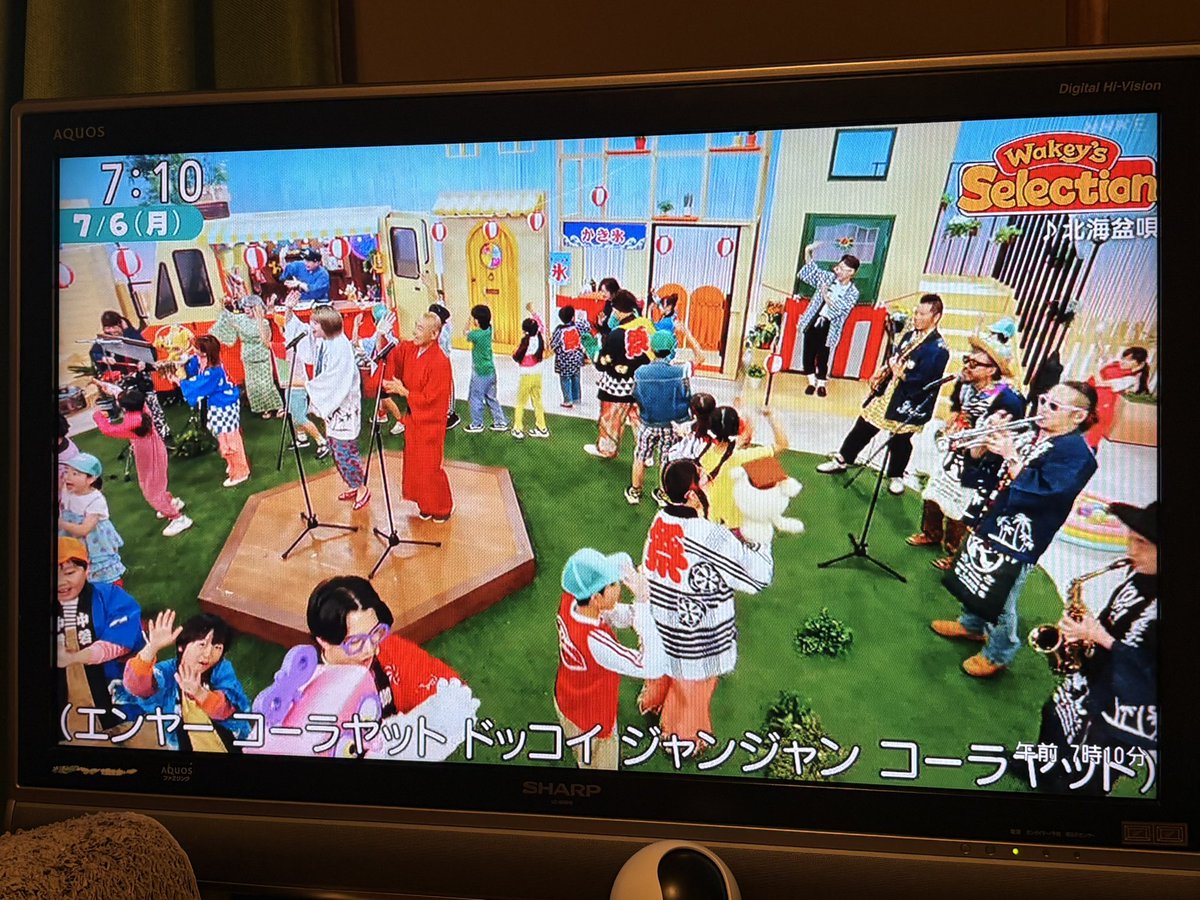 moominbood's tweet photo. 民クル登場にわーきゃー言ってたらおつまみ探偵にあかりさん出てきた！
大好きてんこ盛り！
良き朝です。
#民謡クルセーダーズ
#長谷川あかり
 #TheWakeyShow https://t.co/xiaYPtvmIX