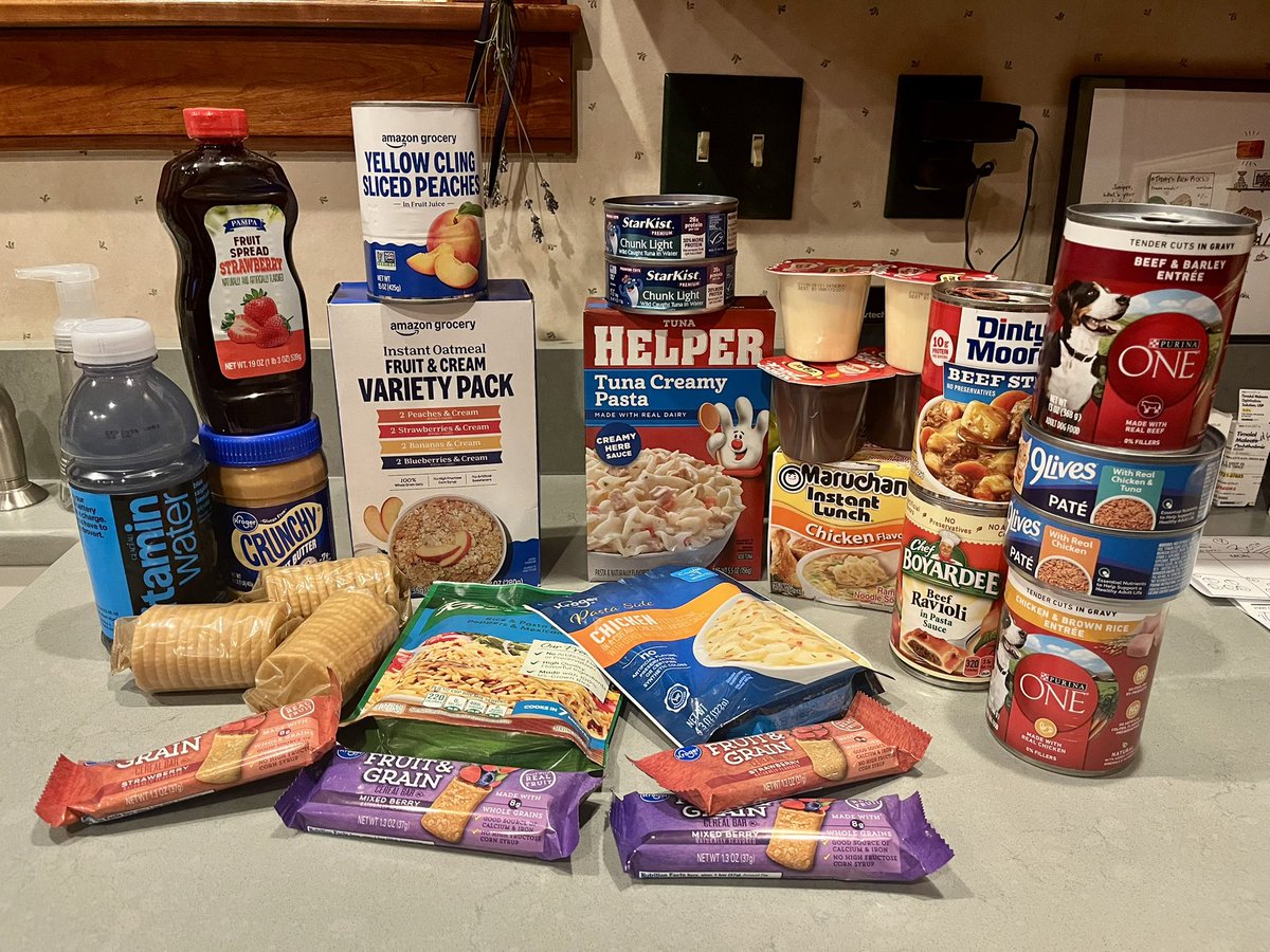 10MinDQ's tweet photo. #SundayThing
That is just about all the lawn we have at the moment. Depressing, but we have lots of water pressure.
Pantry donation on a very fast paced walk. Avoided any weather and picked up a bag of trash. https://t.co/2096UwQ5KD