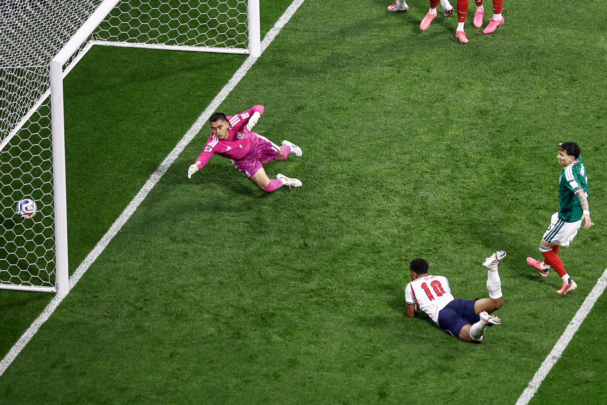 MundialMag's tweet photo. England have won a World Cup classic at the Azteca. Mexico’s first defeat at their home since 2013 and their first ever here in World Cups. https://t.co/ZHpUHSkWUS