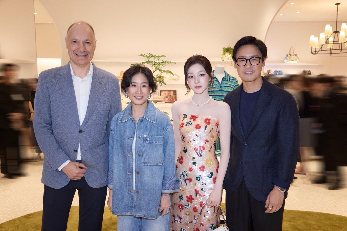 RainbowNewsent's tweet photo. Tory Burch เปิดตัวแฟลกชิปสโตร์แห่งใหม่ ณ ICONSIAM เผยโฉมคอนเซ็ปต์ Rodeo แห่งแรกในเอเชียตะวันออกเฉียงใต้ ก้าวเข้าสู่บทใหม่ของแบรนด์ในประเทศไทย พร้อมเฉลิมฉลองด้วยปาร์ตี้สุดเอ็กซ์คลูซีฟ "Splash Club" ถ่ายทอดความสนุกและสีสันแห่งซัมเมอร์

#ToryBurchICONopeningxYuqi 
#ToryBurchICONopeningxLena
#ToryBurchxKengHarit
#ToryBurch

กรุงเทพฯ ประเทศไทย — กรกฎาคม 2026 — TORY BURCH ประกาศเปิดตัวแฟลกชิปสโตร์แห่งใหม่ ณ ศูนย์การค้า ICONSIAM แลนด์มาร์กระดับลักชัวรีริมแม่น้ำเจ้าพระยาอย่างเป็นทางก��ร โดยร้านแห่งใหม่นี้นับเป็นแฟลกชิปสโตร์ภายใต้คอนเซ็ปต์ Rodeo แห่งแรกในเอเชียตะวันออกเฉียงใต้ สะท้อนภาพลักษณ์บทใหม่ของแบรนด์ในประเทศไทย และนับเป็นอีกก้าว���ำคัญนับตั้งแต่แบรนด์เข้าสู่ตลาดไทยในปี 2011 พร้อมนำเสนอประสบการณ์ช้อปปิ้งที่ผสานแฟชั่น ศิลปะ และงานออกแบบเข้าไว้ด้วยกันอย่างลงตัว

คอลเลกชัน Summer/Pre-Fall 2026 ได้วางจำหน่ายแล้วที่แฟลกชิปสโตร์แห่งใหม่นี้ โดยคอลเลกชันดังกล่าวโดดเด่นด้วยลายปริ้นท์ไอคอนิก ‘Blue Pool’ ถ่ายทอดบรรยากาศฤดูร้อนได้อย่างสดใสและมีชีวิตชีวา ผ่านลวดลายที่นำเสนอภาพสถาปัตยกรรมที่เหนือจริง ผสานเข้า��ับสระว่ายน้ำหรูหรา และพรรณไม้เขียวชอุ่มที่ถูกจัดวางอย่างมีมิติ โทนสีฟ้าและเขียวเย็นตาช่วยสร้างความรู้สึกผ่อนคลาย แต่ยังคงความโดดเด่นและมีพลังในแบบซัมเมอร์อย่างชัดเจน และหนึ่งในไฮไลต์สำคัญของ���ดูกาลคือ คอลเลกชัน Charlie กระเป๋า Family ใหม่ล่าสุดที่เพิ่งวางจำหน่ายในคอลเลกชัน Spring/Summer 2026 โดยได้แรงบันดาลใจจาก Charlie Shoulder Bag บนรันเวย์ Fall 2025 โดดเด่นด้วยรูปทรงนุ่มสบาย (slouchy) และฮาร์ดแวร์เส้นเฉียงอันเป็นเอกลักษณ์ ถ่ายทอดความสมดุลระหว่างความสง่างาม ความมั่นใจ และการใช้งานในชีวิตประจำวัน กลายเป็นไอเท็มร่วมสมัยที่สะท้อนสไตล์ของผู้หญิงยุคใหม่ได้อย่างลงตัว

เพื่อเฉลิมฉลองการเป��ดตัวแฟลกชิปสโตร์แห่งใหม่นี้ TORY BURCH ได้จัดงานเปิดตัวยิ่งใหญ่ตลอดทั้งวัน โดยเริ่มต้นด้วยบรรยากาศค็อกเทลสุดเอ็กซ์คลูซีฟภายในร้าน ซึ่งรวบรวมแขกคนสำคัญ แฟชั่นอินฟลูเอนเซอร์ และสื่อมวลชนชั้นนำจากประเทศไทย มาร่วมสัมผัสประสบการณ์ภายในบูติกแห่งใหม่เป็นกลุ่มแรก ภายในงานได้รับเกียรติจาก ซง อวี่ฉี (Song Yuqi) แ��รนด์แอมบาสเดอร์ของ TORY BURCH ที่เดินทางมายังกรุงเทพฯ เพื่อร่วมเป็นส่วนหนึ่งของการเปิดแฟลกชิปสโตร์แห่งใหม่ พร้อมด้วยนักแสดงสาว ลีน่า ลลินา ชูเอ็ทท์ และนักแสดงหนุ่ม เก่ง หฤษฎ์ ที่ปรากฏตัวในลุคจากคอลเลกชันล่าสุดของ TORY BURCH

แฟลกชิปสโตร์แห่งใหม่เผยโฉมคอนเซ็ปต์ Rodeo ซึ่งเป็นแนวคิดการออกแบบร้านรูปแบบใหม่ของ TORY BURCH ที่สะท้อนอัตลักษณ์ของแบรนด์ ขณะที่ปาร์ตี้ Splash Club ณ Nómada Bangkok ได้ต่���ยอดเรื่องราวดังกล่าวผ่านประสบการณ์ซัมเมอร์อันเปี่ยมด้วยสีสันและความสนุก ภายในงาน Splash Club ได้ถ่ายทอดบรรยากาศที่ให้กลิ่นอายของฤดูร้อนริมชายฝั่งตะวันออกของสหรัฐอเมริกา (East Coast Summer) โดยได้รับแรงบันดาลใจจากคอลเลกชัน Splash ล่าสุดของ TORY BURCH เนรมิตพื้นที่ของ Nómada Bangkok ให้กลายเป็นพูลปาร์ตี้สไตล์วินเทจที่เต็มไปด้วยสีสันและความสนุก โทนสีฟ้าสดใสและลวดลายคลื่นอันเป็นเอกลักษณ์ขอ���คอลเลกชันถูกนำมาใช้ตกแต่งทั่วทั้งงาน ตั้งแต่บริเวณทางเข้าจนถึงริมสระว่ายน้ำ พร้อมเสริมบรรยากาศด้วยเก้าอี้เลานจ์และหมอนอิงที่ทำจากวัสดุโปร่งใส ให้ความรู้สึกคล้ายเจลลี่ สอดรับกับกลิ่นอายแห่งฤดูร้อน ขณะที่ห่วงยางลายทางสีน้ำเงิน-ขาวที่ลอยอยู่ในสระว่ายน้ำช่วยเติมเต็มความสนุกสนานและเสน่ห์อันขี้เล่นให้กับบรรยากาศโดยรวมของงาน

ภายในงานได้รับการต้อนรับจากเหล่าแขกคนสำคัญ ทั้งสื่อมวลชน อินฟลูเอนเซอร์ ลูกค้า VIP และ Friends of the Brand ที่ได้ร่วมดื่มด่ำกับเมนูพิเศษธีม Splash ไม่ว่าจะเป็นไอศกรีมแท่ง ลอลลี่ป๊อป และค็อกเทล พร้อมเพลิดเพลินไปกับเสียงเพลงจาก DJ KADE ที่ช่วยเติมเต็มบรรยากาศของปาร์ตี้ นอกจากนี้ แขกผู้ร่วมงานยังได้สนุกกับกิจกรรมหลากหลาย ไม่ว่าจะเป็นกิจกรรม DIY Personalization ตกแต่งพัดด้วยสีสันในแบบของตัวเองบนลวดลายเมดัลเลียนอันเป็นเอกลักษณ์ของ TORY BURCH รวมถึงการร่วมสนุกกับโต๊ะปิงปองสีฟ้าสดใสที่ตกแต่งด้วยกราฟิกนักว่ายน้ำสไตล์วินเทจ ปิดท้ายด้วยการเก็บภาพความประทับใจผ่าน Polaroid Photo Booth พร้อมกรอบภาพดีไซน์พิเศษที่ออกแบบขึ้นสำหรับงาน เพื่อให้แขกทุกคนได้เก็บความทรงจำของค่ำคืนแห่งสีสันและความสนุกสนานกลับไปเป็นที่ระลึก
