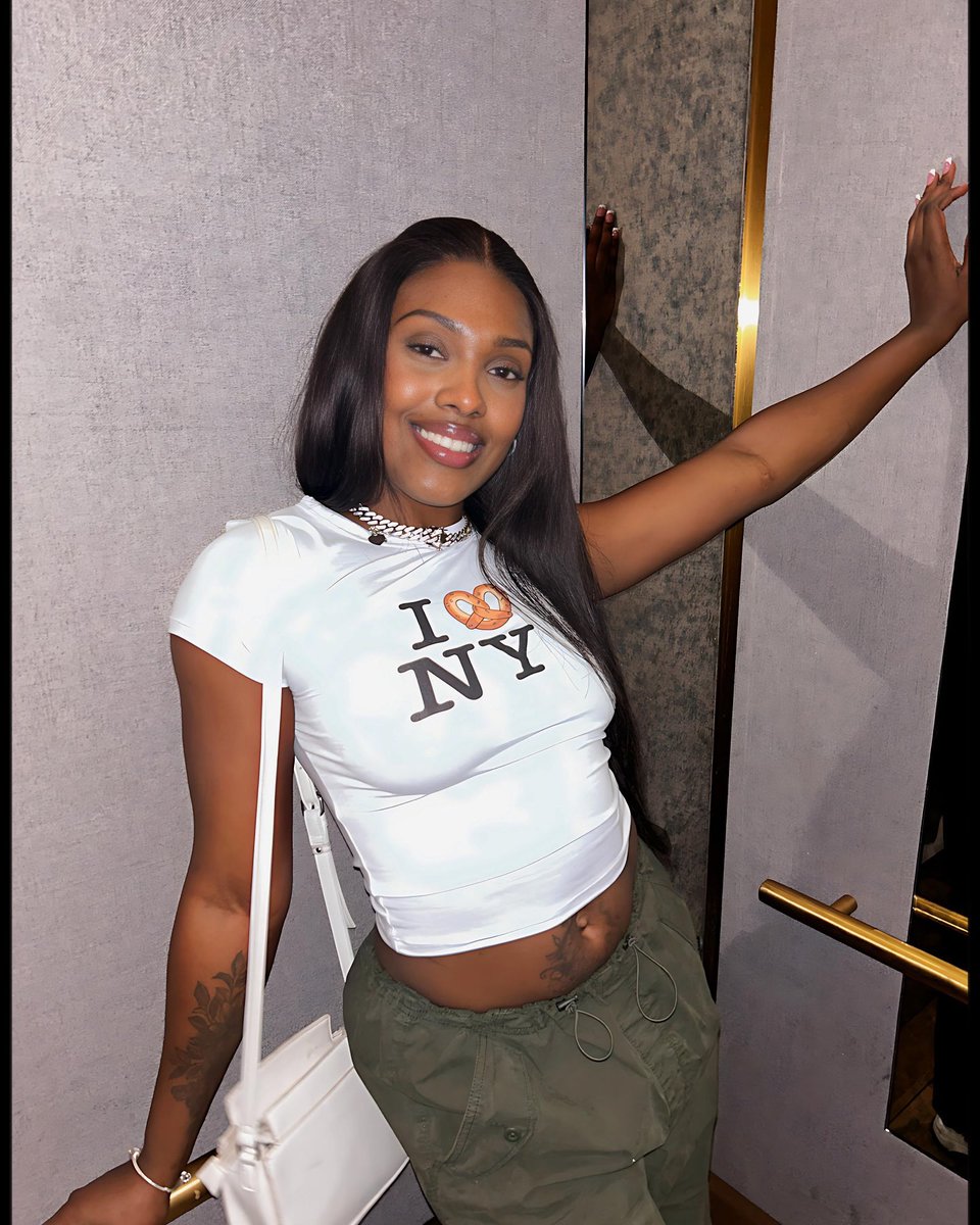 rameltho21's tweet photo. And notice who saying it too Roger mind you Dava face card eats all the bitches in Team B down b them calling her ugly is so weird that’s how yk them bitches are haters fr #baddiesgonewild https://t.co/sZmJuUy4ZI