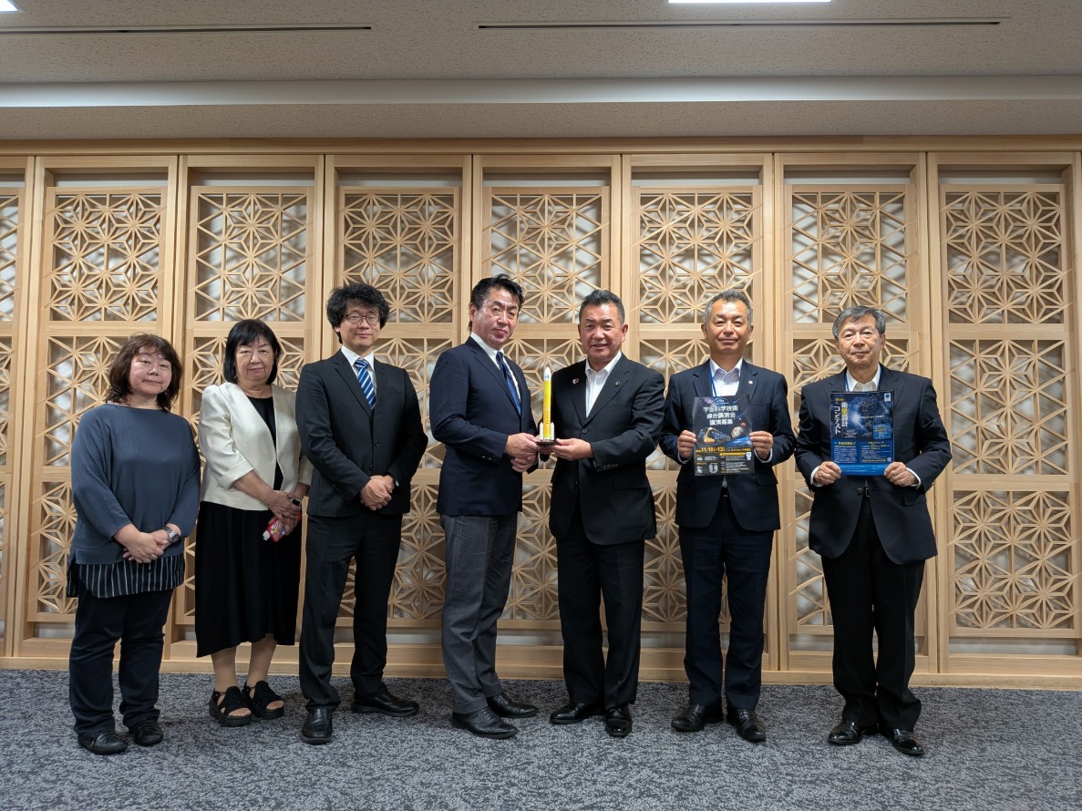 ukaren_jsass's tweet photo. 先日、宇科連実行委員会が宇都宮市および鹿沼市を表敬訪問いたしました。
宇科連の開催について、宇都宮市 佐藤栄一市長、小堀茂雄教育長、鹿沼市 松井正一市長、竹澤英明副市長、中村仁教育長にご説明し、温かいお言葉をいただきました！
（写真は一枚目：宇都宮市、二枚目：鹿沼市訪問時） https://t.co/2svBsT7swn