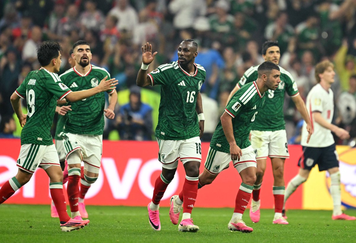 GoalJP_Official's tweet photo. 🇲🇽 イングランド代表が死闘を制す！ 🏴󠁧󠁢󠁥󠁮󠁧󠁿

ベリンガムの2発で先制も、10人となったイングランド。ケインのPK弾を守り切って8強進出。

W杯開催国のメキシコ代表は“要塞”アステカ・スタジアムで2013年以来の敗戦となった。

メキシコ 2-3 イングランド https://t.co/tlg0wr6YOC
