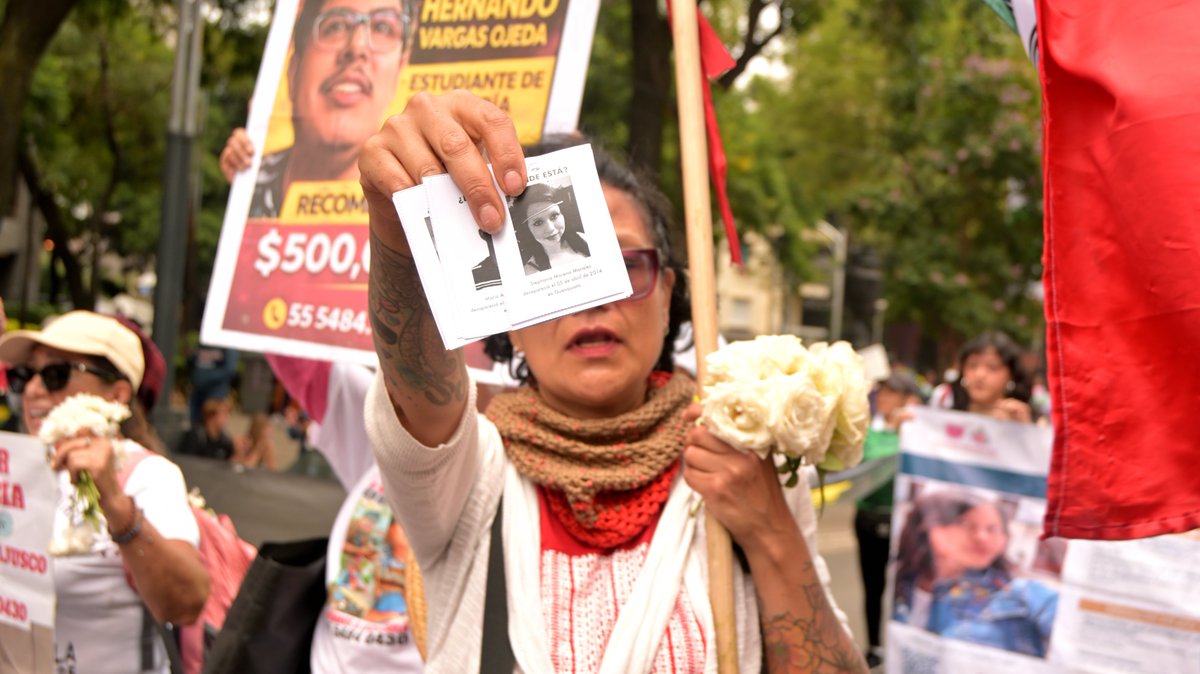RedTDT's tweet photo. ⚽️ El mundial se va de México, pero la desaparición forzada se queda.

🗣️"¿Y si sí los buscan? ¿y si sí hay justicia?" fue el grito de las familias buscadoras que este 5 de julio se dieron cita para marchar de la Estela de Luz a la @GlorietaMx. https://t.co/kQypwtliOe