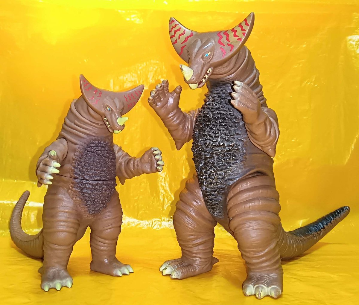 ebiharayu's tweet photo. ＃ウルトラソフビ ゴモラ新(＝小)と旧(＝大)。
ゴモラフィギュアは、
前傾し過ぎて
頭部が下がり過ぎの物が多いですが、
こうした、
顔をしゃんと上げている姿勢の方が
自分的には好きです。

Xplus製の、この写真のものも同姿勢で
美しい。 https://t.co/wvQt2enPij