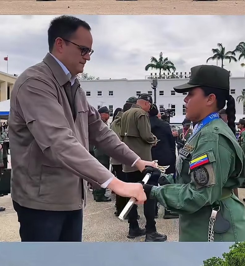 maibortpetit's tweet photo. Colocan a Calixto Ortega a repartir sables como si fueran bolsas CLAP. El acto de graduación de un cadete es sagrado. 
Recibir el sable es un sueño forjado con años de esfuerzo y disciplina. Un presidente de Venezuela dedicaría tiempo para entregarlo personalmente, acompañado del Ministro de la Defensa y el Alto Mando Militar. Pero enviar a cualquier civil le quita valor y solemnidad al momento. Venezuela atraviesa una crisis terrible por los terremotos, pero nada justifica rebajar de esta forma el sacrificio de un cadete. Es un gobierno integrado por personas que no se ganaron sus cargos, por eso no entienden lo que cuesta para otros alcanzar sus metas.