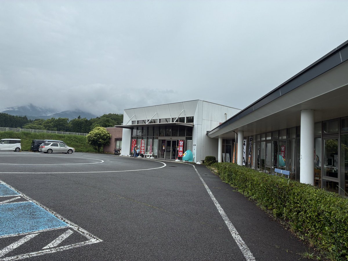 12door1's tweet photo. 静岡にあるヘルシーパークにサウナと温泉入りに来ました！！
休憩室みたいなフリースペースありまして、漫画がめっちゃ置いてあってベッドもあったりして…笑
しかもキングダムとかゴールデンカムイとかもあるし！！凄っ！ https://t.co/20U5bIw9rS