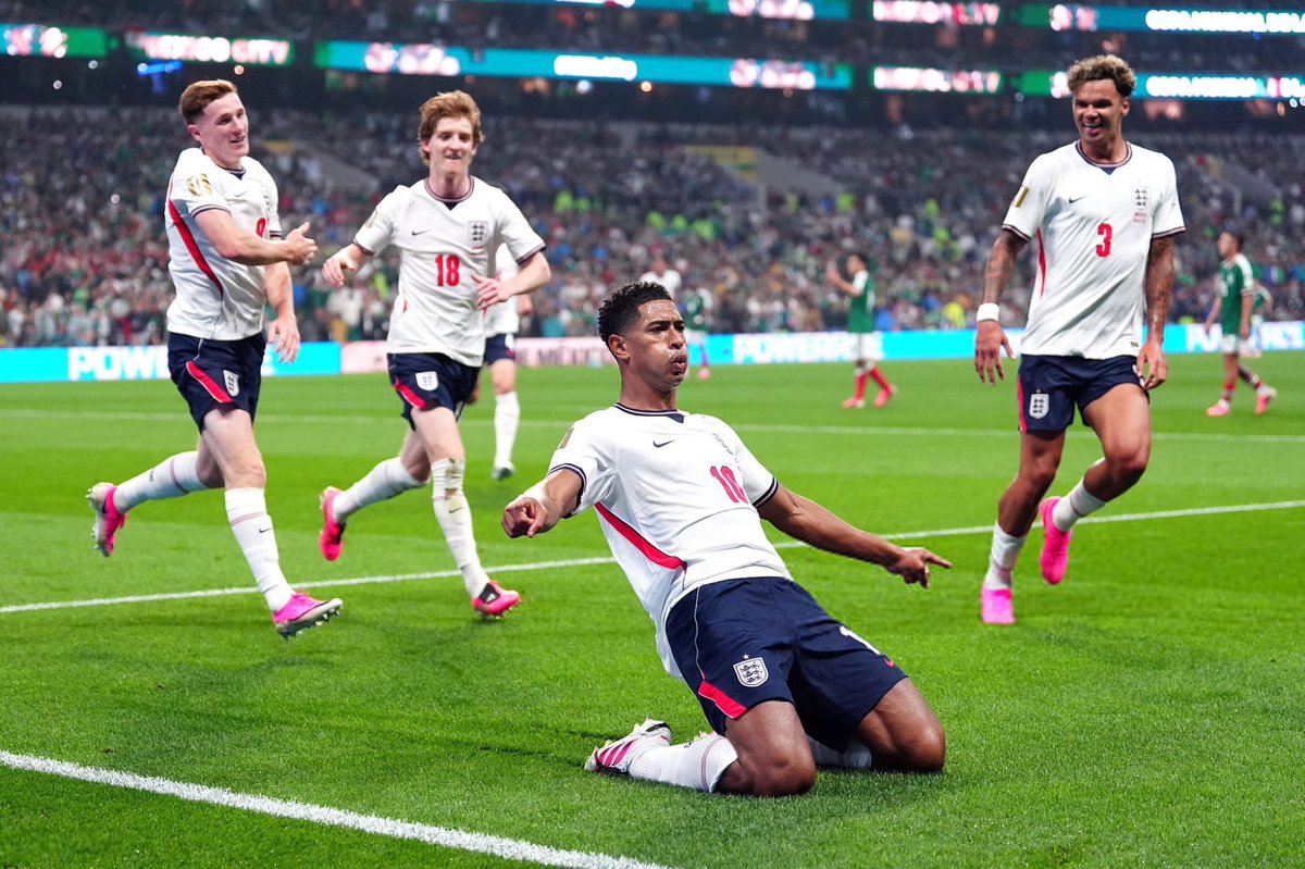 FaktaSepakbola's tweet photo. FT | #FIFAWorldCup
🇲🇽 Meksiko 2-3 Inggris 🏴󠁧󠁢󠁥󠁮󠁧󠁿

⚽️ Julian Quiñones 42’
⚽️ Raúl Jiménez 69’
——
⚽️⚽️ Jude Bellingham 36’, 38’
⚽️ Harry Kane 60’
🟥 Jarrell Quansah 54’

Meski bermain dengan 10 pemain sejak menit ke-54, Inggris mampu mempertahankan keunggulan dan menyingkirkan Meksiko untuk melaju ke perempat final. 🔥🏴󠁧󠁢󠁥󠁮󠁧󠁿