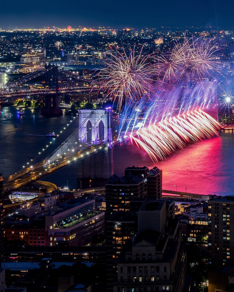 SeascapeNature's tweet photo. Brooklyn Bridge, New York 🇺🇲
Fireworks 4th July https://t.co/9vvT3dFtMh
