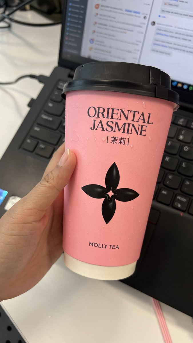 ffarliani's tweet photo. Kalian kalo suka teh yang wangi, cobain molly tea deh
Yang jasmine atau white champaca ini enak banget wanginya, lebih bold dari chagee
pake 70 atau 50 aja sugarnya udah enakkk https://t.co/EqOV6uxtdC