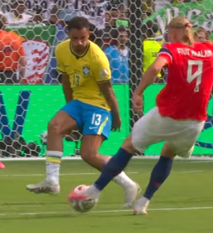XeroxRholmes's tweet photo. Segundo gol do Haaland que decretou o fracasso passa no meio das pernas do jogador do flamídia que veste a camisa 13 https://t.co/ZH3G3lhVNT