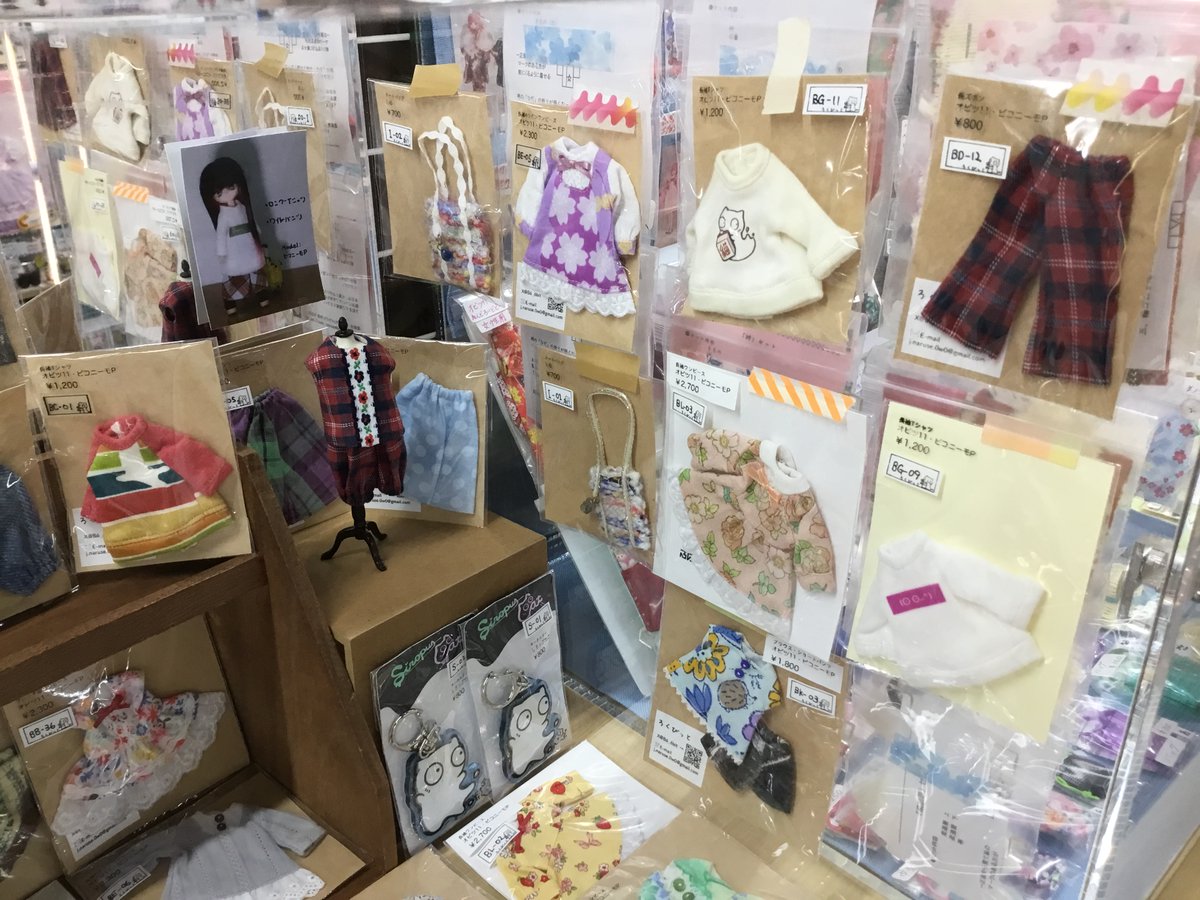LittleworldDoll's tweet photo. 【アキバ】💖委託販売のお知らせ💖

『ろくびっと(@B6_6bit)様』より
素敵なシャツ👕やワンピース👗
バッグ👜やキーホルダー🐱の小物など
商品を追加して頂きました✨✨

皆様のご来店をお待ちしております🥰

#リトルワールド_ジーストア
#ドール委託 https://t.co/NnbetbrtDU