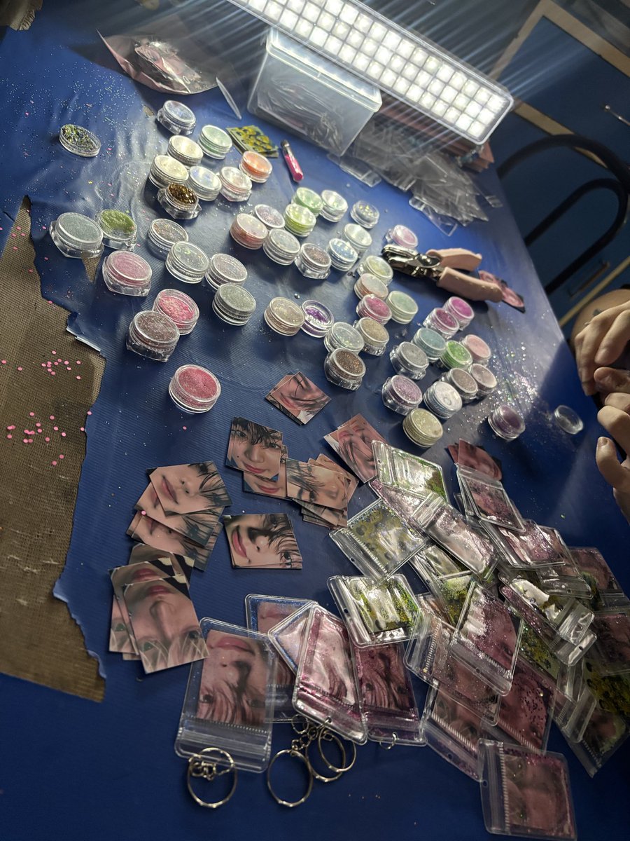 cherrymoonloja's tweet photo. quem ganhou brindezinho da loja na fila do show do enhypen?? vcs gostaram? nos mostrem🥺 https://t.co/Ev1fKs8f1R