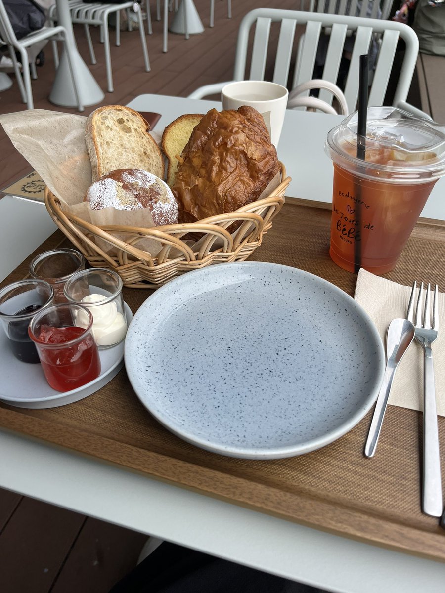 yuj424's tweet photo. 帰りたくないなー😞
電車を見ながらモーニング🍞
赤西くんを拝んで食べて飲んで楽しかった🥰いつも親切にお付き合いいただくお友達に感謝です🙏 https://t.co/RNK1rE8MiY