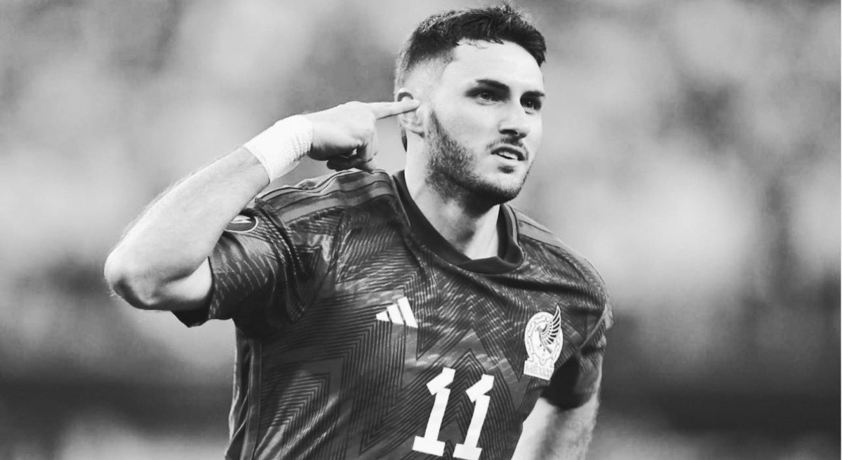 LaMeraFiera's tweet photo. Lo de Santiago Giménez roza en lo ridículo. 

Lesionado en los últimos minutos del partido, un tipo que no tenía que estar en este mundial.  

Inexplicable como tuvo minutos antes que Hormiga González que era el goleador de México el último año. 

RIDICULO. https://t.co/xqNqqP3sMi