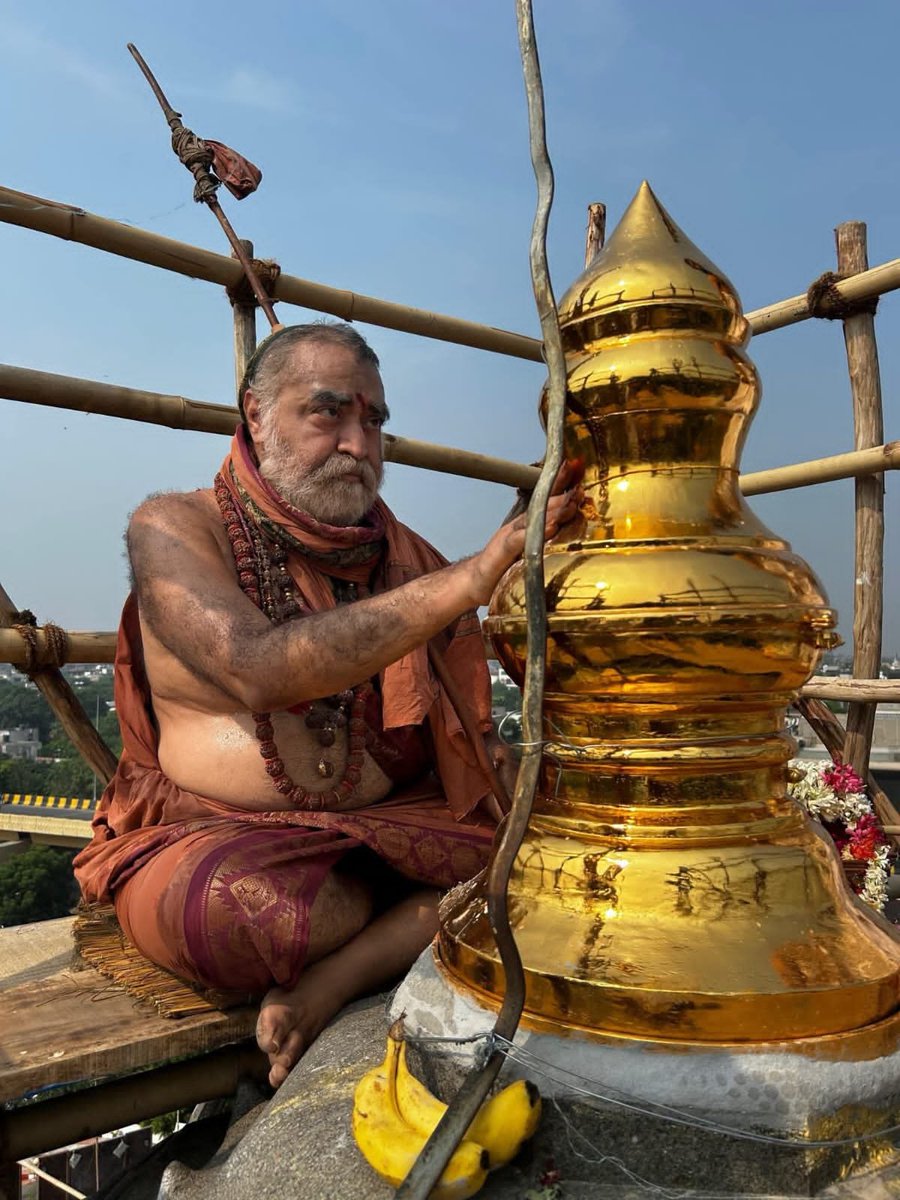 Gopalee67's tweet photo. 5.7.26 morning at Delhi Malaimandir when Acharya of @KanchiMatham ascended atop the Mulasthana gopuram, the heat was peaking&amp;people were sweating profusely. Acharya suddenly instructed us to chant Varuna suktam&amp;Varuna mantrajapam. We did it for 30mins. It poured later for 2hrs.🙏 https://t.co/zeXujHKo8J
